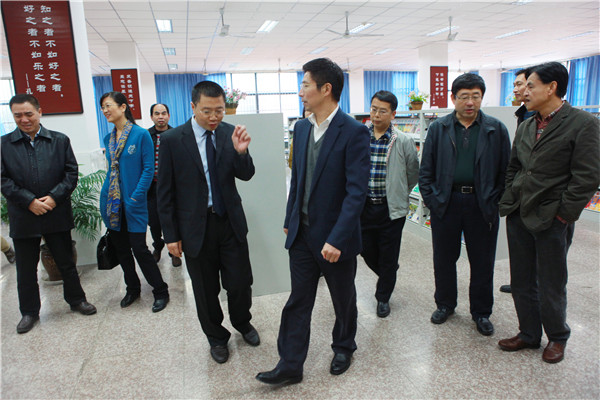 4视察学生阅览室.JPG