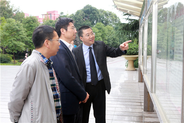 11朱世宏厅长仔细观看学校宣传栏.JPG