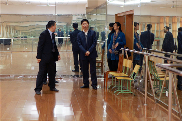 7视察学生舞蹈排练厅.JPG